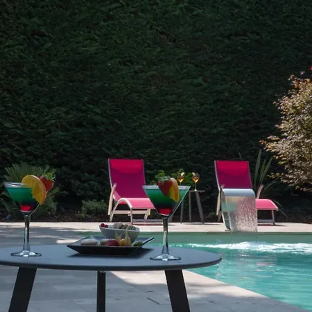 Logis La Croix Blanche Hotel 3*