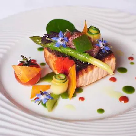 Logis La Croix Blanche Hotel 3*
