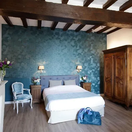 Logis La Croix Blanche Hotel 3*