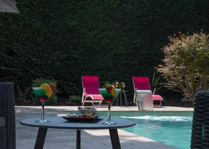 Logis La Croix Blanche Hotel 3*