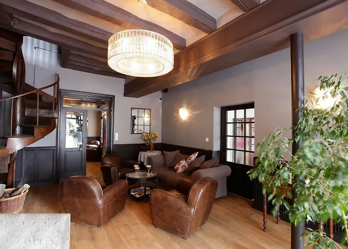 Logis La Croix Blanche Hotel 3*