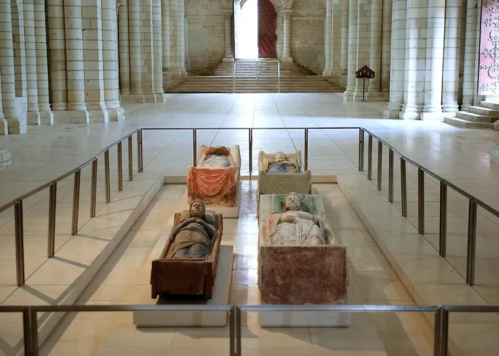 Logis La Croix Blanche Hotel 3*