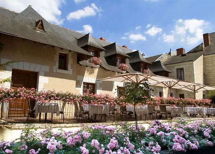 Logis La Croix Blanche Hotel 3*